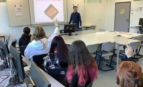André Kollenberg betreut Schülerinnen und Schüler in seinem Klassenzimmer